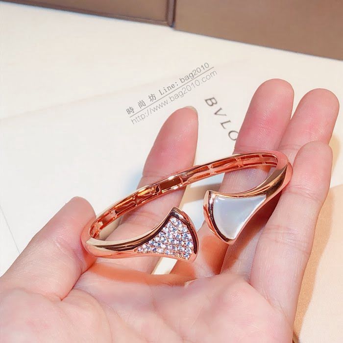 Bvlgari飾品 寶格麗黑白鑲鑽扇形手鐲 黑瑪瑙白貝母扇形鑲鑽手鐲  zgbq3176